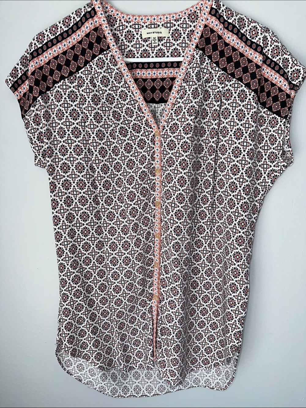 Max Studio White Geometric Print V-Neck Short Sleeve Blouse